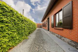 Welcome to this excellently maintained detached bungalow in green and quiet Hamme. This spacious home offers a unique combination of comfort,...
