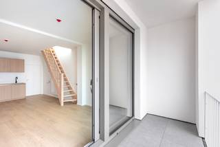 Dit appartement met fijn zonneterras is gelegen in een kleinschalige residentie die recent volledig werd gerenoveerd. Gelegen op de tweede en derde verdieping baadt dit appartement door de mooie raampartijen in het licht. <br />De leefruimte, gelegen aan de achterzijde van het gebouw, geniet van een knappe geïnstalleerde keuken. De aparte slaapkamer gelegen op de bovenverdieping beschikt aansluitend over een mooie badkamer met inloopdouche.<br />De centrumlocatie in de winkelwandelstraat Diestsestraat Leuven zorgt voor een heerlijke leefomgeving met tal van ontspanningsmogelijkheden in de onmiddellijke nabijheid.<br />Momenteel is dit appartement vrij van gebruik maar kan uiteraard indien gewenst steeds op korte termijn verhuurd worden.<br />Op zoek naar een heerlijke opportuniteit voor eigen bewoning of investering? Aarzel niet en contacteer ons voor een bezoek ter plaatse. info@covas.be // 016 40 60 20 // www.covas.be