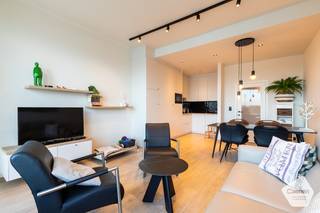 Dit zeer gezellige,<strong> instapklare </strong>appartement bevindt zich langs <strong>het mooiste stuk Zeedijk van Nieuwpoort-Bad</strong>.<br />Dankzij de <strong>topligging</strong> kan u hier steeds genieten van alle rust, <strong>op wandelafstand van het bruisende centrum.</strong><br /><br />De indeling is als volgt:
<ul>
	<li>Ruime inkomhal;</li>
	<li>Gezellige leefruimte met <strong>veel lichtinval</strong> door de grote raampartijen;</li>
	<li>Nieuwe, open keuken met <strong>alle hedendaagse voorzieningen</strong>;</li>
	<li>Apart toilet;</li>
	<li>Badkamer met wastafel en inloopdouche;</li>
	<li>Slaapkamer 1 (<strong>10,92 m<sup>2</sup></strong>) met toegang tot terras;</li>
	<li>Slaapkamer 2 (<strong>12,8 m<sup>2</sup></strong>) met praktische inbouwkast;</li>
	<li>Terras achteraan met praktische buitenberging;</li>
</ul>
<br />Extra troeven:
<ul>
	<li><strong>Zeer ruime kelderberging inbegrepen bij aankoop</strong>;</li>
	<li>Gemeenschappelijke fietsenberging aanwezig;</li>
	<li>Overal rolluiken voorzien;</li>
	<li>Elektrische keuring is <strong>conform</strong> <strong>de bestaande wetgeving</strong>;</li>
</ul>
<br />Benieuwd? Aarzel niet om ons te contacteren voor een bezoek ter plaatse.<br /> 