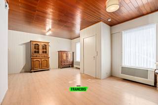 Bent u op zoek naar een woning te koop op een unieke locatie in Snaaskerke? Dan is deze charmante gezinswoning langs de vaart absoluut een bezoek waard. Dankzij de rustige ligging, de zuidgerichte tuin en de praktische indeling vormt dit eigendom een interessante opportuniteit voor wie op zoek is naar een woning met potentieel.<br /><br />De woning beschikt over een inkomhal, een gezellige leefruimte, een keuken en een praktische berging. Verder zijn er 2 slaapkamers aanwezig, waaronder een voutekamer, en geniet u van het comfort van maar liefst 2 badkamers, waarvan een ruime vernieuwde badkamer op de verdieping. Daarnaast beschikt de woning over een kelder en een zolder, wat extra bergruimte biedt.<br /><br />Een absolute troef is de ruime garage, waar niet alleen plaats is voor een wagen, maar ook voor bijkomende opslag. Boven de garage bevindt zich bovendien een extra zolderruimte die tal van mogelijkheden biedt als bergruimte of hobbyruimte.<br /><br />Buiten geniet u van een aangename zuidgerichte tuin met tuinberging en een handig toegangspoortje achteraan, wat zorgt voor extra gebruiksgemak. Op energetisch vlak beschikt de woning over 8 zonnepanelen en een thuisbatterij van 5 kWh, wat bijdraagt aan een efficiënter energieverbruik.<br /><br />Met een bewoonbare oppervlakte van 85 m², een perceeloppervlakte van 175 m² en een bijzondere ligging langs de vaart biedt deze woning een mooie kans voor wie op zoek is naar een eigendom met karakter in het landelijke Snaaskerke.<br /><br />Interesse in deze woning te koop in Snaaskerke? Neem vandaag nog contact op met Immo Francois en ontdek zelf de troeven van deze eigendom.<br /><br />Woning verkopen in Gistel? Vraag je gratis schatting aan bij Immo Francois, jouw lokale makelaar.<br /><br />