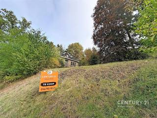 <p>Prachtige woning met vakantiewoning en mogelijkheden op een perceel van 35 are 86.</p><p>Je komt de woning meteen binnen in de inkomhal, aansluitend heb je de lichtrijke leefruimte met kachel, een ruimte voor keuken, een wasplaats/berging en een slaapkamer.<br />Op de 1ste verdieping zijn er 3 slaapkamers waarvan 2 zeer ruime die nog opgesplitst kunnen worden in extra kamers , en een badkamer.<br />Ook is er een volledige kelder die ideaal is als stockage. Hier kan je ook de garage terugvinden.</p><p>Bij deze woning zijn alreeds de ramen, dak, ... al vernieuwd en recent zonnepanelen geplaatst.</p><p>Verder beschik je ook van een gîte (vakantiewoning) die recent is gebouw met de nodige vergunningen en registratie voor verhuur. Deze heeft een keuken, zitruimte, ruime slaapkamer en een badkamer. buiten heb je een patio met een ruim terras om heerlijk te genieten van de natuur.</p><p>De tuin is prachtig aangelegd en hier kan je heerlijk vertoeven en genieten van de rust.<br />Hier heb je rechts mogelijkheid om een woonst te bouwen (extra bouwgrond).</p><p>Kortom een zeer ruime woning met opfrissingswerken (zoals gyproc, behang/schilderwerken, keuken en badkamer nog te plaatsen, ...) op een unieke centrale locatie die ideaal is voor wandelaars, fietsers, ... met alles bij de hand zoals winkels, station, ...</p><p>Vlotte verbinding met Luxemburg, Spa en Stavelot.</p><p>Contacteer ons voor meer info op 016 90 10 21 of info@future-home.be.</p><p>EPC: 329 kWh/m² jaar UC: 20250411008763</p><p>Woongebied, Vergunning, Geen verkavelingsvergunning, Geen dagvaarding, Geen voorkooprecht</p>