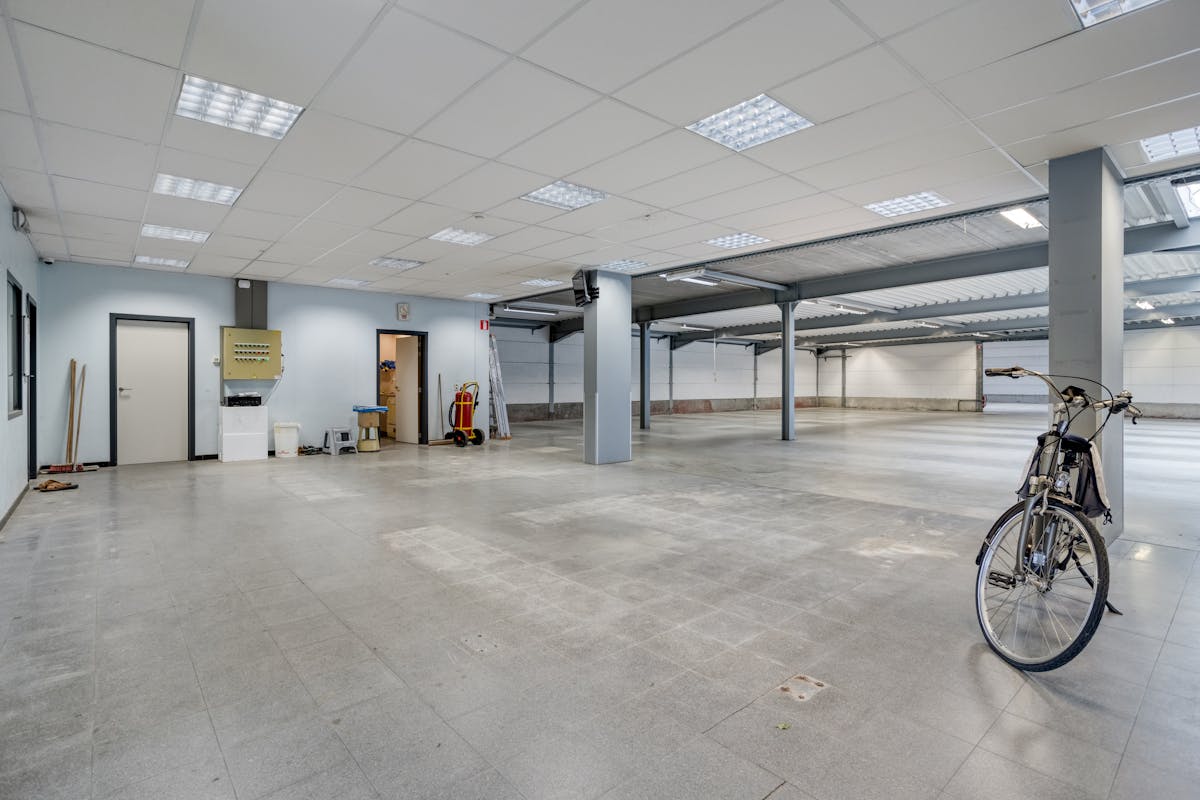 Local commercial avec entrepôt à louer dans la Stationsstraat à Oostkamp - photo 4