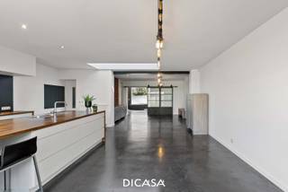 Deze ruime en instapklare tussenwoning is ideaal voor wie op zoek is naar een comfortabele gezinswoning met veel licht en ruimte. De woning beschikt over drie volwaardige slaapkamers, een garage en een diepe tuin met terras. Dankzij de centrale ligging nabij het stadscentrum, winkels, scholen en belangrijke invalswegen geniet u hier van een uitstekende combinatie tussen bereikbaarheid en wooncomfort.<br /><br /><strong>Ligging: </strong>De woning is gelegen op een strategische locatie vlakbij het centrum van Roeselare. Winkels, scholen, horeca en openbaar vervoer bevinden zich in de nabije omgeving. Bovendien zorgt de vlotte verbinding naar de E403 en omliggende gemeenten voor een uitstekende bereikbaarheid. Ideaal voor wie centraal wil wonen met alle voorzieningen binnen handbereik.<br /><br /><strong>Indeling van de woning:</strong><br /><u>Gelijkvloers</u>: Via de inkom betreedt u een ruime bureauruimte of polyvalente ruimte die perfect kan dienen als thuiswerkplek of extra opslag. Deze ruimte geeft toegang tot de lichtrijke woonkamer met open keuken. Dankzij de grote raampartijen in de keuken geniet u van een mooi zicht op de tuin. Verder bevinden zich op het gelijkvloers een apart toilet, een garage en toegang tot de kelder.<br /><u>Eerste verdieping</u>: Op de eerste verdieping bevinden zich twee ruime slaapkamers en een comfortabele badkamer, uitgerust met een dubbel lavabomeubel, inloopdouche en heel wat kastruimte.<br /><u>Tweede verdieping</u>: De tweede verdieping biedt plaats aan een extra ruime slaapkamer met mezzanine, wat zorgt voor een open en speels karakter. Ideaal als master bedroom, hobbyruimte of combinatie van beide.<br /><u>Buitenruimte</u>: De woning beschikt over een diep lopende tuin met terras, waar u tal van mogelijkheden heeft om een gezellige en aangename buitenruimte te creëren.<br /><br /><strong>Troeven</strong>:
<ul>
<li>Ruime gezinswoning met drie volwaardige slaapkamers.</li>
<li>Extra bureauruimte, ideaal voor thuiswerk.</li>
<li>Veel lichtinval door grote raampartijen.</li>
<li>Diepe tuin met terras en veel potentieel.</li>
<li>Centrale ligging met vlotte bereikbaarheid.</li>
<li>Zonnepanelen aanwezig voor een energiezuinig verbruik.</li>
</ul>
<strong>Interesse?</strong><em> </em>Contacteer ons kantoor voor meer informatie of plan een vrijblijvend bezoek via 051/201.400 of info@dicasa.be.