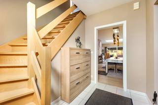 Deze instapklare gezinswoning uit 2007 bevindt zich in een rustige, kindvriendelijke en residentiële doodlopende straat. Dankzij de ruime bewoonbare oppervlakte en de doordachte indeling voelt de woning meteen aangenaam en praktisch aan. De lichtrijke leefruimte vormt het hart van de woning en sluit mooi aan op de keuken en de tuin. Met een EPC B-score, een ruime oprit en alle comfort aanwezig, vormt dit een ideale thuis voor wie op zoek is naar ruimte, comfort en een vlotte bereikbaarheid.<br /><br />Gelijkvloers<br />- Inkomhal met gastentoilet<br />- Ruime en lichtrijke leefruimte<br />- Volledig uitgeruste keuken met eetplaats<br />- Praktische berging/wasruimte<br />- Rechtstreekse toegang tot terras en tuin<br />- Ingebouwde garage<br /><br />Eerste verdieping<br />- Drie volwaardige slaapkamers<br />- Badkamer met alle comfort (bad/douche, lavabo en toilet)<br /><br />Zolderverdieping<br />- Vaste trap naar de zolder<br />- Ingerichte vierde, ruime slaapkamer<br /><br />Tuin<br />- Onderhoudsvriendelijke en zonnige tuin<br />- Ruim terras, ideaal om te ontspannen<br />- Praktisch tuinhuis<br />- Volledig omheind<br /><br />Algemeen<br />- Bouwjaar 2007<br />- EPC B – energiezuinig<br />- Centrale verwarming op gas met nieuwe gasketel<br />- Ruime oprit met voldoende parkeergelegenheid<br />- Rustige en kindvriendelijke ligging<br />- Vlotte verbinding en nabij winkels, scholen en openbaar vervoer<br /><br />Een comfortabele en instapklare gezinswoning waar ruimte, licht en ligging perfect samenkomen. Ideaal voor wie zorgeloos wil verhuizen naar een aangename woonomgeving.