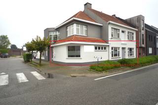 Modern- en stijlvol ingericht, met hoogwaardige, kwalitatieve materialen.1 bureau/ werkruimte van 19m² of 14m² vrij te kiezen (geel gearceerd op het...