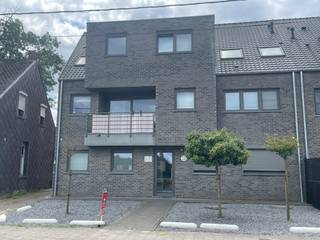 Zeer modern ingericht appartement, volledig voorzien van inbouwkasten.Bestaande uit:- Inkomhal- Woonkamer met open keuken- Badkamer- 1 slaapkamer-...