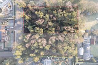 Situé dans un environnement très calme et résidentiel à Retie, nous trouvons ce terrain unique de pas moins de 2.415 m².Largeur du terrain : 35...