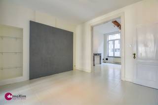 <p><span>Charmante gerenoveerde woning met 2 slaapkamers &amp; garage in het centrum van Leuven</span></p><p><span> </span></p><p><span>Via de gemeenschappelijke toegangspoort kom je terecht op de binnenkoer. Jouw wagen kan je eenvoudig parkeren in een afzonderlijke privé-garage.</span></p><p><span> </span></p><p><span>De ingang naar de woning bevindt zich aan de achterkant van het gebouw. De ruime inkomhal, voorzien van apart toilet, geeft toegang tot de keuken, leefruimte en de bovenliggende verdiepingen. De kelder kan je ook bereiken via de inkomhal.</span></p><p><span> </span></p><p><span>De keuken is volledig geïnstalleerd &amp; voorzien van alle comfort. Hier is er ook een aansluiting voorzien voor een wasmachine, droogkast en een aparte koelkast. Aansluitend aan de keuken kan je de lichtrijke woon- en eetkamer terugvinden. Grenzend aan de leefruimte is er ook een veranda die uitgeeft op de binnenkoer, die weliswaar ook zorgt voor extra lichtinval. </span></p><p><span> </span></p><p><span>Op de eerste verdieping van de woning kan je twee ruime slaapkamers terugvinden. Verder is er op deze verdieping ook een badkamer met wastafel, regendouche en toilet aanwezig. Op de tweede verdieping kan je een ruime zolder terugvinden. Deze zolder werd volledig geïsoleerd en kan dienst doen als berging of hobbyruimte. </span></p><p><span> </span></p><p><span>Bent je op zoek naar een ruime, lichtrijke woning in het centrum van Leuven met alle voorzieningen in de nabijheid? Dan is deze woning vast iets voor jou! </span></p><p><span> </span></p><p><span>Contacteer ons voor een bezoek!</span></p><p><span> </span></p><p><span>015 20 36 00 - <span>info@domoxim.be</span></span></p>
