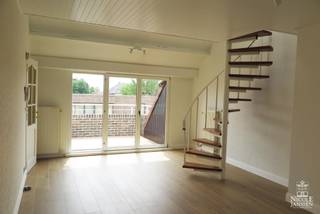 Mooi duplex appartement met 1 à 2 slaapkamers, terras, autostandplaats en lift in hartje Maaseik.Het appartement ligt op wandelafstand van de markt...