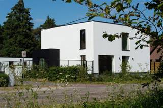 <p><span>Lichtrijk en stijlvol wonen in energiezuinige villa!</span></p><p><span>Dit eigendom, gelegen op een boogscheut van het dorp Zoersel, is volledig heropgebouwd, quasi nieuwbouw, energetisch gemaakt naar de noden van morgen.</span><span> Deze woning kan aangekocht worden onder 2% registratierechten (enige/eigen woonst).</span></p><p><span>Energiezuinig, lichtinval en comfort zijn hier de sleutelwoorden. Waar je ook bent in deze woning, veel natuurlijk licht omringt je in elke ruimte.</span></p><p><span>Via de centrale inkomhal met gastentoilet heb je rechts vooraan een kantoorruimte (17 m²) met een aparte zij-ingang, ideaal voor ondernemer of vrij beroep. </span></p><p><span>Langs de andere zijde wandel je via een smeetijzeren glazen deur binnen in de leefruimte met grote raampartijen, hierbij een goede lichtinval en mooi uitzicht op de tuin.  </span></p><p><span>Een open indeling met zithoek en eetplaats met schuiframen (incl vliegenraam) naar het terras toe en een strakke keuken voorzien van een eiland met marmer werkblad en ontbijtplek, opbergkasten, alle nodige toestellen (AEG) en comfort. Aangrenzend een ruime berging/mud-room, met de technische ruimte netjes ingewerkt in een ingemaakte kast, aansluiting voor wasmachine/droogkast en een toegangsdeur naar het terras en aangename tuin. </span></p><p><span>Op de eerste verdieping zijn er drie ruime slaapkamers allen voorzien van maatkasten, elektrische rolluiken en airco. </span></p><p><span>De master bedroom (19 m²) is een paradijsje op zich, met een ruime doorloop dressing (7 m²) en een ensuite badkamer met een dubbel lavabomeubel, inloopdouche en toilet. </span></p><p><span>Verder op de nachthal een apart toilet, een tweede (19 m²) en derde (14 m²) slaapkamer, deze delen de tweede badkamer die eveneens voorzien is van een dubbel lavabomeubel met LED-spiegel en inloopdouche.  </span></p><p><span>De netjes aangelegde tuin is zeer onderhoudsvriendelijk, volledig omheind en biedt voldoende ruimte voor ontspanning. Het bijgebouw (31 m²) achteraan met zowel toegang langs de tuin als via een aparte oprit aan de straatkant met automatische toegangspoort is ideaal als garage, tuinhuis, hobbyruimte of polyvalente ruimte. Extra troef is het overdekt terras (11 m²), perfect voor de avondjes in de buitenlucht.</span></p><p><span>Afwerking met kwalitatieve materialen, EPC label A (onder E-peil 20), gelijkvloers volledige vloerverwarming aangestuurd door lucht/waterpomp, 1</span><span><sup>ste</sup></span><span> verdieping airco warmen/koelen, inbouwspots, LEd-strip verlichting, hemelwaterput 5.000 liter, er worden nog ca 13 zonnepanelen geplaatst.</span></p><p><span>Centrale ligging omwille van de</span><span> goede verbinding met uitvalswegen en oprit autostrade E314, alsook mooie fiets- en wandelroutes in de omgeving.</span></p><p><span>Kortom, een prachtige energiezuinige 100% instapklare nieuwe thuis, contacteer ons voor bijkomende info of plan een bezoek!</span></p><p><span> </span></p>
