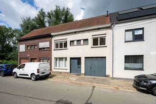 <p>Deze instapklare woning in zelzate is gelegen in een aangename woonwijk met alle voorzieningen vlakbij. Zo liggen scholen, winkels en supermarkten in de directe omgeving, terwijl de R4 en E34 zorgen voor een vlotte bereikbaarheid.</p>
<p>De indeling is als volgt:<br />Via de inkomhal heeft u directe toegang tot de gezellige eet- en leefruimte. Vanuit deze ruimte heeft u toegang tot de keuken. Via de keuken bereikt u de ruime, verzorgde tuin. Naast de keuken bevindt zich een ruimte die perfect geschikt is voor stockage.</p>
<p>Op de eerste verdieping bevinden zich 3 ruime slaapkamers en een badkamer voorzien van alle comfort.</p>
<p>Verder geniet u in deze woning van een ruim terras en een inpandige garage.</p>
<p>Beschikbaar bij akte.</p>
<p>Contacteer Top Vastgoed voor een bezoek op het nummer 0475 700 700</p>