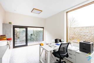 Te koop te Berlare!Dit veelzijdige gebouw in Berlare biedt tal van mogelijkheden voor gemengd gebruik en is ideaal voor wie wonen en werken wenst te...