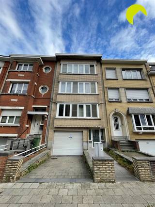 In deze rustige woonwijk nabij het Te Boelaerpark in Deurne vinden we  dit 2 slaapkamer appartement op de 3de verdieping van een...