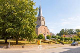 <p>Te renoveren woning op een rustige ligging in Herzele.</p><p>In de Tolstraat in Herzele vindt u deze woning met heel wat mogelijkheden.</p><p>Het gelijkvloers omvat de leefruimte met keuken en aansluitend de veranda.<br />Op de eerste verdieping bevinden zich drie slaapkamers. Daarnaast beschikt de woning over een kelder en een zolder.</p><p>Buiten geniet u van zowel een koer als een tuin toegankelijk via een aparte ingang.</p><p>Een interessante opportuniteit voor wie op zoek is naar een renovatieproject met veel potentieel.<br />Benieuwd? Aarzel niet en contacteer ons voor meer informatie en het inplannen van een bezoek ter plaatse.<br /> </p>