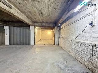 Tel.: +32 475 71 63 52 / E-mail: matthieu.goffin@weinvest.be<br /><br />We Invest presenteert u met trots deze afgesloten garagebox, ideaal gelegen in de kelder van een gebouw aan de Avenue Nouvelle 47 in Etterbeek. Deze privégarage is 5,89 meter lang en 2,48 meter breed, waardoor u er veilig een voertuig kunt parkeren of gebruik kunt maken van extra opslagruimte. De maximale hoogte van het voertuig mag echter niet meer dan 2,48 meter bedragen. Het pand is vrij van bewoning en beschikbaar bij ondertekening van de akte, zonder lopende huurovereenkomst.<br /><br />Deze garage ligt in het hart van Etterbeek, vlak bij de wijk La Chasse, en heeft een strategische ligging met snelle toegang tot het centrum van Brussel en het zuiden van de hoofdstad. De buurt is bijzonder goed bereikbaar met het openbaar vervoer (bus, tram en metro in de buurt), wat zorgt voor uitstekende dagelijkse mobiliteit, met name naar de Europese instellingen en de ULB. De centrale ligging maakt het een ideale locatie voor zowel persoonlijk gebruik als voor investeringsdoeleinden.<br /><br />Prijs: 40.000 €<br />Object beschikbaar bij ondertekening. <br /><br />Voor meer exclusieve objecten kunt u onze website www.weinvest.be raadplegen.