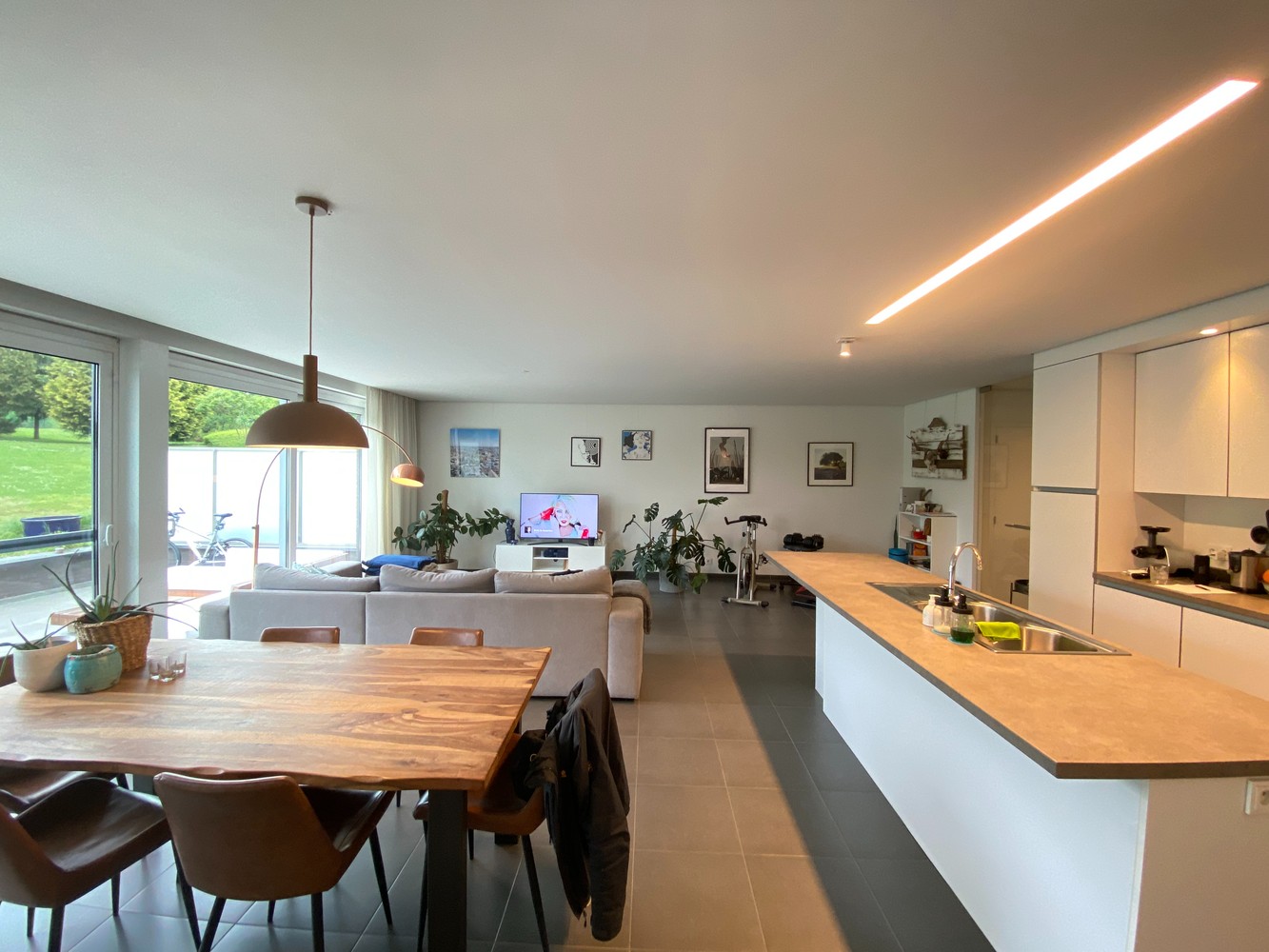 Prachtig gelijksvloersappartement met 2 slaapkamers, terras en dubbele garagebox! - foto 4