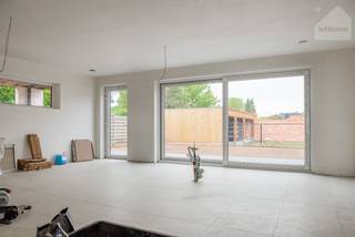 <br />Deze volledig afgewerkte nieuwbouwwoning in Laakdal, nabij het centrum van Vorst, biedt een ideale mix van hedendaags wooncomfort, ruimte en energiezuinigheid.<br /><br />Met een bewoonbare oppervlakte van maar liefst 195 m² geniet je hier van een ruime gezinswoning die tot in de puntjes wordt afgewerkt en onmiddellijk klaar is voor bewoning. Bij de oplevering is werkelijk alles voorzien om zonder extra werken te kunnen verhuizen. De woning wordt volledig geschilderd, inclusief binnendeuren, de keuken wordt geplaatst en ook gordijnen maken deel uit van het totaalpakket. Hierdoor hoef je enkel nog je meubels te verhuizen om meteen comfortabel te wonen.<br /><br />De indeling werd praktisch en lichtrijk uitgewerkt. Op het gelijkvloers bevindt zich een open leefruimte met veel natuurlijke lichtinval en een aangename connectie met de tuin. Verder is er een afzonderlijke bureauruimte aanwezig die eveneens perfect kan dienen als extra slaapkamer, hobbyruimte of speelkamer. Daarnaast beschikt deze verdieping over een gastentoilet en een handige berging.<br />De bovenverdieping omvat drie ruime slaapkamers, een aparte wasruimte en een comfortabele badkamer uitgerust met een ligbad, inloopdouche, dubbele wastafel en toilet.<br /><br />Buiten geniet je van een perceel van 344 m² met een verzorgd aangelegd terras en een ingezaaide tuin, zodat ook de buitenruimte meteen gebruiksklaar is. Een ruime carport vervolledigt het geheel.<br /><br />Deze BEN-woning werd ontworpen met aandacht voor energiezuinig wonen. Dankzij vloerverwarming, zonnepanelen en een warmtepomp geniet je van een aangenaam binnenklimaat en lage energiekosten.<br /><br />Ook de ligging is een absolute meerwaarde. In de directe omgeving vind je winkels, scholen en openbaar vervoer, terwijl de nabijheid van de E313 zorgt voor een vlotte bereikbaarheid.<br /><br />Troeven<br />• Energiezuinige BEN-woning <br />• Volledig afgewerkt en instapklaar<br />• Rustige ligging met vlotte verbindingen<br /><br />De verkoop gebeurt onder het btw-stelsel: 21% btw op de constructiewaarde en 12% registratierechten op de grondwaarde.<br /><br />Meer informatie of een bezoek ter plaatse? Contacteer ons via info@sublimmo.be of telefonisch op 014 84 83 69.