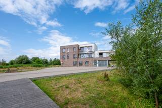 Dit knap, recent appartement is gelegen in een rustige woonomgeving, op wandelafstand van winkels, scholen en andere voorzieningen.Het appartement...