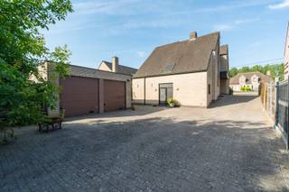 <p>Deze indrukwekkende eigendom beschikt over maar liefst <strong>476 m² bewoonbare oppervlakte</strong>, verdeeld over vijf verdiepingen. Met <strong>5 slaapkamers, ruime parkeermogelijkheden, een dubbele garage, een wellnessruimte, een centraal stofzuigsysteem en een multifunctionele kelder van 140 m²</strong> biedt deze woning veel mogelijkheden. Daarnaast geniet je van een <strong>gunstig EPC-label B</strong>, kwalitatieve materialen zoals parket en marmer en een vlotte ligging nabij invalswegen, openbaar vervoer en scholen.<br /><br />Via de inkomhal met apart toilet stap je binnen in de leefruimte met eet- en zitkamer, die overgaat in de keuken met ontbijthoek. Zowel vooraan als achteraan geniet je van een terras. Op het gelijkvloers bevinden zich verder een <strong>slaapkamer/bureau</strong>, een berging en een wasplaats. Op de bovenverdieping zijn er 3 volwaardige slaapkamers van <strong>29, 18 en 11 m²</strong>, waarvan één met terras. De badkamer biedt toegang tot een <strong>dressing/ensuite slaapkamer</strong>. Tussen de verdiepingen bevindt zich nog een extra ruimte die perfect kan dienstdoen als <strong>bureau of extra bergruimte</strong>.<br /><br />Een absolute troef is de <strong>volledig onderkelderde verdieping met</strong> <strong>wellnessruimte</strong> (sauna, douche, apart toilet, en ingebouwd zwembad). Dankzij de omvang en indeling biedt deze verdieping bovendien tal van mogelijkheden als <strong>hobbyruimte, werkruimte of afzonderlijke ontspanningsruimte</strong>.<br /><br />Achteraan de eigendom is er plaats voor <strong>meerdere voertuigen</strong>, gecombineerd met een <strong>gezellige tuin</strong>. Daarnaast beschikt de woning over een <strong>dubbele garage van 31 m²</strong> met automatische en extra hoge poorten, geschikt voor onder meer een bestelwagen of Sprinter.</p>