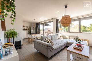 <p>Dit energiezuinige appartement, gebouwd in 2008, is gelegen op een rustige en aangename locatie in Wondelgem en combineert comfortabel wonen met een uitstekende bereikbaarheid. <br /><br />Scholen, winkels, het station van Wondelgem en verschillende mogelijkheden voor openbaar vervoer bevinden zich in de onmiddellijke omgeving.</p>
<p>Het appartement beschikt over twee volwaardige slaapkamers en een lichtrijke leefruimte met een aangename natuurlijke lichtinval. <br /><br />De open keuken sluit mooi aan op de leefruimte en creëert een ruim en hedendaags woongevoel. Vanuit de leefruimte heeft u toegang tot het terras, waar het heerlijk vertoeven is.</p>
<p>Dankzij het energiezuinige karakter geniet u van beperkte energiekosten. <br /><br />De combinatie van de rustige ligging, de nabijheid van alle dagelijkse voorzieningen en de vlotte verbinding richting Gent maakt dit appartement bijzonder interessant voor zowel eigen bewoning als investering.</p>
<p>Verplichte aankoop van een autostaanplaats aan € 10.000.</p>
<p>Bel TOP Vastgoed op 0475 700 700 voor meer informatie of een bezoek ter plaatse.</p>