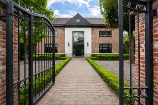 <p><strong>Prestigieuze villa met zwembad op 3.528 m² op toplocatie in ’s Gravenwezel.</strong></p>
<p>In een residentiële en groene omgeving in ‘s Gravenwezel vindt u deze recent volledig gerenoveerde villa. Deze woning combineert modern wooncomfort met een uitstekende energetische score. Dankzij de hoogwaardige afwerking en duurzame technieken zoals een warmtepomp bent u hier volledig klaar voor de toekomst. Met een bewoonbare oppervlakte van 451 m², verfijnde afwerking en hoogwaardige materialen straalt dit lichtrijke eigendom tijdloze elegantie en modern wooncomfort uit.</p>
<p>De statige inkomhal met vestiaire, design lavabo en Japans toilet zet meteen de toon. Vanuit hier bereikt u de lichtrijke woonkamer met haard, de gezellige TV-hoek en de stijlvolle eetkamer. Dankzij de grote raampartijen geniet u van een prachtig uitzicht op de tuin en het zwembad. Aansluitend vindt u een kantoor/speelkamer met haard eveneens met zicht op de prachtige tuin.</p>
<p>De luxueuze leefkeuken met kookeiland en 4 zitplaatsen is volledig uitgerust met topapparatuur van Miele, Bora en Selsiuz kraan. Aansluitend vindt u een praktische bijkeuken, kelder en toegang tot de overkapping met open haard en heater – ideaal voor zowel dagelijks comfort als exclusieve ontvangsten. Aansluitend het riante terras met zwembad – dit geeft het ultieme vakantiegevoel.</p>
<p>Op het gelijkvloers bevindt zich tevens de dubbele garage met automatische poort.</p>
<p><strong>Slaapvertrekken</strong></p>
<p>Op de verdiepingen vinden we 4 ruime slaapkamers met tevens de mogelijkheid tot het creëren van een vijfde slaapkamer.</p>
<p>1<sup>e</sup> verdieping: 2 magnifieke master suites beide met dressing en een ensuite badkamer met luxe afwerking.</p>
<p>2<sup>e</sup> verdieping: 2 royale kamers en wederom een luxe badkamer.</p>
<p><strong><br />Buitenleven</strong></p>
<p>De fraai aangelegde tuin is een oase van rust en voelt aan als uw eigen park. De tuin heeft onder meer een verwarmd zwembad, design buitendouche, tuinhuis, beregeningssysteem en een indrukwekkende fontein. Dankzij de natuurlijke waterloop "Zwanenbeek" vormt dit domein een uitzonderlijke buitenbeleving.<br /><br /><strong>Bijzonderheden</strong></p>
<p>* EPC A kan bereikt worden door toevoeging van 16 zonnepanelen van 450 Wp<br />* Warmtepomp<br />* Vloerverwarming gehele woning<br />* Gedeeltelijke airconditioning<br />* Overal Japanse toiletten<br />* Alarmsysteem en camerabewaking<br />* Domotica en laadpaal<br />* Volledig omheind met automatische toegangspoort<br />* Elektrische zonwering en luifels<br />* Sonos installatie (binnen en buiten)<br />* Beregeningsinstallatie met eigen bron<br />* Gepantserde voordeur<strong><br /><br />Kortom: een unieke villa die luxe, comfort en veiligheid combineert op een absolute toplocatie in ‘s Gravenwezel.<br /><br /></strong>Voor meer informatie en/of een bezichtiging neem gerust contact met Roby via Roby@reds.be of op 0477 78 10 10</p>
