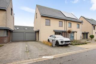 Cette maison économe en énergie et prête à emménager offre une disposition réfléchie et un confort de vie de haute qualité. Au rez-de-chaussée,...