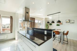 Op een gegeerde locatie in Borgerhout vinden we dit instapklare 2 slpk appartement met terras en kelderberging.<br /><br /><strong>Ligging:</strong><br />Het appartement is gelegen in de Helmstraat, een goed bereikbare buurt met alles binnen handbereik. U bevindt zich op korte afstand van winkels, openbaar vervoer, scholen en horecagelegenheden. Dankzij de vlotte verbindingen bent u snel in het stadscentrum en op de belangrijkste invalswegen.<br /><br /><strong>Indeling:</strong><br />Via de ruime inkomhal bereikt u alle vertrekken van het appartement. De lichtrijke en ruime woonkamer geniet dankzij de grote raampartijen van een overvloed aan natuurlijke lichtinval en biedt een aangename leefruimte. Het appartement werd gerenoveerd in 2014 en is doorheen de jaren verder vernieuwd.<br /><br />De open, volledig geïnstalleerde keuken werd vernieuwd in 2016 en sluit mooi aan op de leefruimte. Aansluitend aan de keuken bevindt zich een praktische berging.<br />Het appartement beschikt over twee zeer ruime slaapkamers, beide voorzien van grote ramen die zorgen voor veel natuurlijk licht. De badkamer is uitgerust met een ligbad en aansluitingen voor een wasmachine en droogkast. De badkamer werd gerenoveerd in 2014 en het aparte toilet in 2020<br /><br />Daarnaast zijn er nog twee extra bergingen aanwezig, wat zorgt voor heel wat praktische opbergruimte.<br /><br />Verder beschikt het appartement over een ruim terras van ca. 8 m² met noordoostelijke oriëntatie.<br /><br />Tot slot beschikt het appartement over een privatieve kelderberging.<br /><br /><strong>Troeven:</strong>
<ul>
<li>2 slaapkamers</li>
<li>Terras</li>
<li>Kelderberging</li>
<li>EPC B</li>
<li>Ligging</li>
<li>Instapklaar</li>
</ul>
Neem contact op voor een bezichtiging via 0483 51 30 01 of mail naar ruzanna@wellimmo.net.