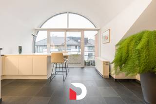 Maak kennis met dit volledig instapklare dakappartement die uiterst kwalitatief werd afgewerkt en doorheen de jaren tot in de puntjes...