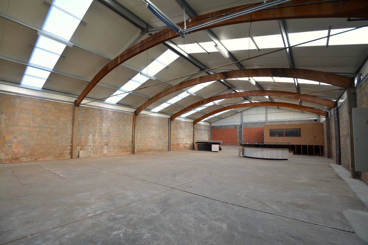 OPSLAGRUIMTE (430m²) TE HUUR met geïsoleerd dak, hoge elektrische sectionaalpoort en BUREEL te Oostkamp (Hertsberge). Op 4km van E40. - foto 3