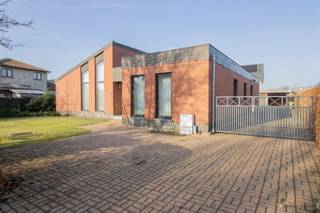 Maison de plain-pied rénovée avec 3 chambres sur 945 m².  ...