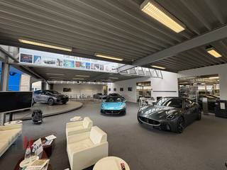 Showroom gecombineerd met opslag- en kantoorruimte te huur met uitstekende visibiliteit. Fantastisch gelegen vlakbij het centrum van Gent en...