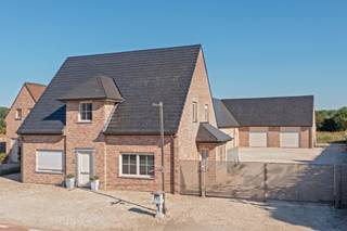 Deze unieke eigendom combineert een moderne woning met volledig ingerichte professionele ruimtes en biedt tal van mogelijkheden voor wie wonen en werken wil combineren. Ideaal voor voedingsgerelateerde beroepen (traiteur, marktkramer, beenhouwer, …), maar dankzij de flexibele indeling ook geschikt voor andere activiteiten.<br /><br /><strong>Woning (245 m² bewoonbare oppervlakte):</strong><br />Inkomhal met gastentoilet, ruime living en volledig ingerichte keuken, slaapkamer en badkamer op het gelijkvloers, kelder en 2 bergruimten, op de verdieping: 3 slaapkamers, badkamer en apart toilet, afgewerkt met hoogwaardige materialen en voorzien van alle moderne technieken.<br /><br /><strong>Professionele ruimtes (± 258 m²):</strong><br />Ingerichte winkel met koeltoog, koeling, airco en berging<br />Werkatelier met 2 koelcellen, diepvriesruimte, warme en koude keuken<br />Afwaslokaal met industriële vaatwasser, refter en aparte sanitaire voorzieningen<br />Magazijn van 92 m² met 2 hoge elektrische poorten<br />Ruime zolder van 258 m², ideaal als extra stockageruimte<br /><br /><strong>Technieken &amp; Comfort</strong><br />Vloerverwarming, 42 zonnepanelen en zonneboiler, camerabewaking en alarmsysteem, professionele waterontharder, basis domotica en uitstekende energiescore<br /><br /><strong>Troeven</strong><br />1.731 m² grondoppervlakte<br />Meer dan 750 m² parkeergelegenheid op eigen terrein<br />Instapklaar en volledig conform de recentste voedings- en veiligheidsnormen<br />Uitbreidbaar en aanpasbaar naargelang de wensen en activiteit<br /><br />Contacteer Henry Van Tornhout voor bijkomende inlichtingen of een vrijblijvend plaatsbezoek via +32 474 13 37 93 of via henry@kmovastgoed.be