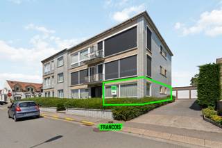 Vlakbij de Grote Markt van Diksmuide, het openbaar vervoer, diverse handelaars, grootwarenhuizen en horeca-aangelegenheden bevindt zich...