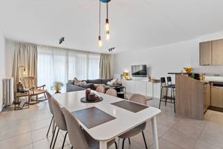 Dit appartement gelegen in Koksijde-Dorp bevindt zich op wandelafstand van supermarkten (Colruyt, Lidl en Aldi), 2 bakkerijen, een beenhouwerij en een traiteurszaak.<br /><br />Het appartement bevindt zich op de eerste verdieping en werd ingedeeld als volgt:<br />Inkomhal, lichtrijke leefruimte met open keuken die uitgeeft op een balkon, berging, badkamer met aansluiting voor een wasmachine en droogkast, apart toilet, 1 slaapkamer en 1 bureauruimte met ingemaakte kasten. Achteraan terras van 18 m² die recent opnieuw werd aangelegd.<br /><br />Vaste kost syndic: € 75/maand <br /><br />Appartement is niet gemeubeld.<br /><br />Beschikbaar vanaf 1/1/2026.<br /><br />Enkele troeven:<br /><br />- Gunstig EPC<br /><br />- Ingemaakte kasten in zowel slaapkamer als bureauruimte<br /><br />- 2 terrassen, waarvan 1 opnieuw aangelegd<br /><br />- Recent volledig opnieuw geschilderd en voorzien van vliesbehang