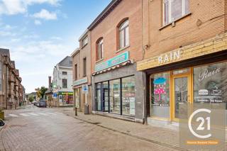 Op een uiterst commerciële locatie in het hart van de gemeente vinden we dit uitzonderlijk opbrengsteigendom bestaande uit een handelsruimte en een ruim duplex appartement. Het gebouw heeft een totale oppervlakte van ongeveer 270 m², waarvan 53 m² is ingericht als commerciële ruimte. Deze ruimte is momenteel verhuurd aan een goed draaiende bakkerij, wat zorgt voor een stabiele en betrouwbare huurinkomst van €2.500 per maand.<br /><br />Dit opbrengsteigendom is niet enkel interessant omwille van de ligging en de kwalitatieve afwerking, maar ook als investering. Het appartement is verhuurd aan €1.200 per maand en de handelsruimte aan €2.500 per maand, wat samen een totale huuropbrengst van €3.700 per maand of €44.400 per jaar oplevert. Dit betekent een bruto rendement van maar liefst 6,8%, waardoor dit pand uitermate geschikt is voor wie op zoek is naar een solide en rendabele investering op een toplocatie.<br /><br />Het duplex appartement beschikt over een aparte inkom en biedt een moderne en comfortabele woonervaring. Op de eerste verdieping bevindt zich een ruime woonkamer en eetplaats van samen ca. 42 m², een slaapkamer van ca. 15 m², een gastentoilet en een hypermoderne keuken van ca. 12 m² met kwalitatieve inbouwtoestellen. Op de tweede verdieping zijn er nog drie slaapkamers van respectievelijk 14 m², 17 m² en 18 m², evenals een ruime badkamer met bubbelbad.<br /><br />Achter de handelsruimte bevindt zich op het gelijkvloers een gezellige koer met aansluitend een leefbare ruimte die, mits goedkeuring van de gemeente, kan worden ingericht als studio of gebruikt kan worden als atelier of bureau. Deze ruimte beschikt bovendien over een aparte inkom langs de straat om de hoek. In de kelder van circa 45 m² is er meer dan voldoende plaats voor stockage en is er bovendien een sauna van ca. 12 m², ideaal om tot rust te komen na een drukke dag.<br /><br />📸 Meer foto’s op www.century21zaventem.be