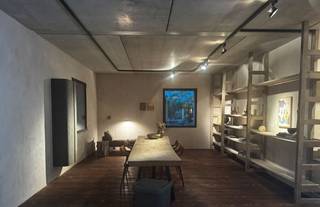 <p>Exclusief app ontworpen en ingericht door Axel Vervoordt</p><p>Op de iconische Kanaalsite in Wijnegem bevindt zich dit uitzonderlijke gelijkvloers appartement waar architectuur, kunst, authenticiteit en verfijnde luxe samenkomen.</p><p>Dit éénslaapkamerappartement werd volledig ontworpen en ingericht door Axel Vervoordt.<br />Van de architecturale lijnen tot de materiaalkeuze, het maatwerk en de verlichting: alles werd als één harmonieus geheel geconcipieerd.</p><p>Het resultaat is een interieur met een uitzonderlijke rust en verfijning.<br />Tijdloze elegantie, hoogwaardige materialen en een ongeëvenaarde aandacht voor detail bepalen de sfeer..</p><p>Ingetogen luxe tot in het kleinste detail<br />De royale leefruimte vormt het hart van het appartement en biedt een bijzonder gevoel van ruimte.<br />De afzonderlijke keuken werd volledig geïntegreerd in het interieur, combineert een verfijnde uitstraling met hedendaags comfort en is uitgerust met hoogwaardige Miele en Gaggenau-toestellen, dewelke functionaliteit en design op het hoogste niveau verenigen.</p><p>Doorheen gans het appartement zorgen exclusieve ingemaakte maatwerkkasten voor een naadloze integratie van bergruimte en interieur. Alles is zorgvuldig ontworpen om de architectuur en de rust van de woning te versterken.</p><p>Ook de slaapkamer is volledig in lijn met de sfeer van de rest van het appartement.</p><p>De luxueus uitgewerkte badkamer beschikt over een dubbele lavabo, ruime douche en ligbad.<br />Een afzonderlijk toilet vervolledigt het geheel.</p><p>Inbegrepen ook 1 ruime autostaanplaats en afgesloten berging in de ondergrondse parking.</p><p>Dit alles op een plek met een internationale uitstraling, een uitgesproken architecturale identiteit en een bijzondere culturele betekenis.<br />Kortom, een zeldzame woonbeleving.<br />Dit appartement richt zich tot wie het verschil herkent tussen mooi en bijzonder.<br />Een zeldzame kans om een volledig door Axel Vervoordt ontworpen en ingericht appartement te verwerven op de unieke Kanaalsite in Wijnegem.</p>