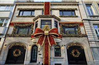 <p>Unieke herenwoning op toplocatie. Uitzonderlijke gevelbreedte van 12 meter, met een inpandige garage waar maar liefst plaats is voor 10 wagens! Ideaal voor de autoliefhebber of zij die hun clienteel een parkeerplaats wensen aan te bieden. Nood aan een riante gezinswoning, of op zoek naar een functioneel pand voor uw kantoor of (medische) praktijk, pricékliniek of plannen voor een boutiquehotel? Maak dan zeker een afspraak! Extra troeven: moderne lift aanwezig, vloeropp ca 800m², totale buitenruimte (3 zonneterrassen) ca 260m², recente cv-installatie, alarm, videofoon, volledig onderkelderd (droog). Apart gastenverblijf met eigen keuken en badkamer (ideaal voor nanny of conciërge) Zeer interessante residentiële locatie: vlot bereikbaar, centrum van de stad met restaurants, boetieken, musea en parken op wandelafstand! Bouwjaar 1949, geen bouwkundig erfgoed wat het interessant maakt voor eventuele verbouwing / optopping.</p>