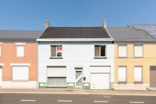 <p>Deze renovatiewoning in het centrum van Kruishoutem biedt een uitstekende combinatie van ruimte, mogelijkheden en een centrale ligging. Winkels, supermarkten, scholen en andere voorzieningen bevinden zich op korte afstand, terwijl je dankzij de nabijheid van de E17 geniet van een vlotte verbinding.</p>
<p>Over de woning</p>
<p>Met een bewoonbare oppervlakte van 215 m² biedt deze woning heel wat ruimte om volledig naar eigen smaak te renoveren. Op het gelijkvloers bevindt zich een polyvalente ruimte die perfect kan dienen als handelsruimte, bureau, praktijkruimte of extra berging. Verder vind je een lichtrijke woonkamer met een verzorgd spanplafond, aansluitend op de keuken. Daarnaast is er een aparte berging en een inpandige garage.</p>
<p>Op de eerste verdieping bevinden zich drie volwaardige slaapkamers en een afzonderlijke badkamer. Boven de woning bevindt zich bovendien een zeer ruime zolder, die tal van mogelijkheden biedt en kan afgewerkt worden tot een extra slaapkamer of hobbyruimte.</p>
<p>De woning is volledig voorzien van dubbele beglazing en wordt momenteel verwarmd op mazout.</p>
<p>Buiten</p>
<p>Achteraan bevindt zich een onderhoudsvriendelijke, verharde tuin met een praktisch tuinhuis.</p>
<p>Troeven</p>
<ul><li>Centrale ligging in het centrum van Kruishoutem</li><li>Bewoonbare oppervlakte van 215 m²</li><li>Winkels en supermarkten op korte afstand</li><li>Vlotte verbinding naar de E17</li><li>Renovatiewoning met veel potentieel</li><li>Polyvalente ruimte (bureau/handel/berging)</li><li>Lichtrijke woonkamer met spanplafond</li><li>Volledig voorzien van dubbele beglazing</li><li>3 slaapkamers</li><li>Zeer ruime zolder met uitbreidingsmogelijkheden</li><li>Inpandige garage</li></ul>
<p>Een ideale woning voor wie op zoek is naar een renovatieproject met tal van mogelijkheden op een centrale locatie.</p>