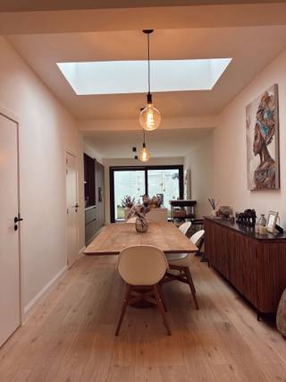 Deze woning onderging in 2024 een volledige en stijlvolle renovatie, waarbij uitsluitend werd gewerkt met hoogwaardige materialen. Ze is gelegen in...