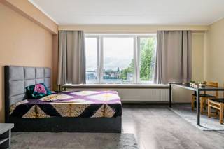 <p>Ce studio bénéficie d'un emplacement privilégié, au rond-point de la célèbre Belgiëlei. Ce quartier animé d'Anvers est entouré de nombreux lieux incontournables, tels que le Groen Kwartier, 't PAKT et le magnifique parc de la ville. De plus, sa proximité avec les transports en commun et les grands axes routiers vous garantit une excellente accessibilité.</p>
<p>Dès l'entrée, vous serez séduit par le sol carrelé, facile d'entretien et baigné de lumière naturelle grâce aux grandes fenêtres. La cuisine ouverte, fonctionnelle et bien agencée, est équipée d'une plaque à induction, d'une hotte aspirante et d'un évier. Les placards intégrés offrent un espace de rangement généreux. La salle de bain comprend une baignoire-douche, un lavabo sur meuble vasque et des toilettes.</p>
<p>Vous recherchez un investissement judicieux ou le pied-à-terre idéal en ville ? Vous êtes au bon endroit !</p>
<p>Actuellement loué à 780 €/mois, soit 9 360 € par an. Cela représente un rendement de 5,50 %. (Le locataire verse une provision mensuelle de 50,00 € pour couvrir les charges).</p>
<p>Charges mensuelles : provision de 131,58 € (incluant l’entretien, la vidéosurveillance, l’eau, l’électricité, le gaz, les frais de gestion, le ménage, l’assurance, etc.). La provision est demandée trimestriellement, avec un règlement annuel.</p>
<p>Caractéristiques techniques : Chauffage central au gaz (chaudière à condensation), double vitrage PVC.</p>
<p>Informations d’urbanisme et certificat de sol disponibles. Logement sans amiante. Situé hors zone inondable (indice P&G D). Aucune obligation de rénovation.</p>