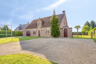 *** KIJKDAG 26/09 tussen 11u - 14u *** Op afspraak ***
Karaktervolle villa op 18a 53ca – ruimte, charme &amp; mogelijkheden

Ontdek deze karaktervolle villa, gebouwd met authentieke materialen en gelegen op een prachtig perceel van 18a 53ca. Met maar liefst 287 m² benutbare oppervlakte biedt deze eigendom een unieke combinatie van ruimte, charme en veelzijdigheid.

De woning is gelegen op twee percelen bouwgrond, heeft een royale perceelbreedte van 32 meter en biedt parkeergelegenheid voor 8 à 9 wagens.

Binnen geniet u van een sfeervolle eetplaats met open haard en warmtepomp (lucht-lucht), ruime living met tuinzicht, grote keuken met praktische butlerkeuken en een extra kamer als bureau, praktijk- of slaapkamer. De aanpalende bijkeuken kan eventueel omgevormd worden naar extra badkamer (ideaal in het kader van levenslang wonen).

De inpandige garage/atelier met aansluitend bureel biedt extra mogelijkheden voor een zelfstandige activiteit of vrij beroep. Boven bevinden zich 4 volwaardige slaapkamers en een badkamer met bad en douche. Zolder aanwezig.

Strategisch gelegen nabij winkels, scholen, station, N9 en E40, met een vlotte verbinding naar Brussel.

Interesse? Contacteer ons via 0478/69.86.46