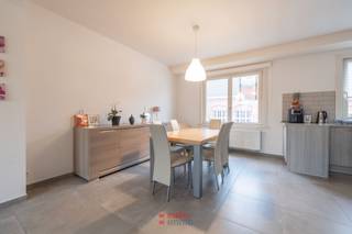 Bent u op zoek naar licht en ruimte? Zoek dan niet verder!Dit appartement heeft een bewoonbare oppervlakte van maar liefst 123m², beschikt over 3...