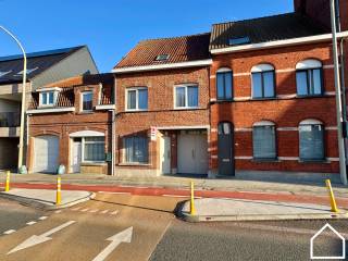 RUIME WONING MET 3 SLPKS, TUIN EN OPTIONELE GARAGEBekijk ook onze vastgoedvideo via deze link: https://www.youtube.com/shorts/SmDfFs-KGr8Deze woning...