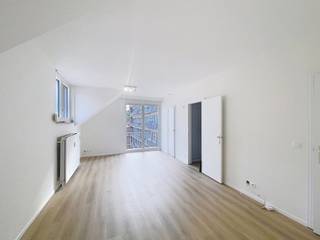 UCCLE - Vlakbij parvis Saint-Pierre, dicht bij alle voorzieningen (winkels, vervoer). Mooi, onlangs gerenoveerd studio-appartement van ca. 35 m², gelegen op de 3e en bovenste verdieping van een klein gebouw. Bestaande uit Entree, hal met garderobe, aparte wc, woonkamer van ±23m² met toegang tot het mooie terras op het zuiden, doucheruimte (douche, wastafel, opbergruimte), ingerichte keuken (oven, kookplaat, koelkastruimte). Kelder. <br /><br />Voorziening voor lasten: 150€ (koud water, warm water, verwarming, gemeenschappelijke ruimtes). <br /><br />Beschikbaar : 01/10/2026. <br /><br />PEB: G. <br /><br />De afmetingen worden ter informatie gegeven.<br /><br /><br />Op de 3e verdieping:<br /><br />Entreehal met garderobe<br />Aparte wc<br />Woonkamer van ±23 m² (3,5 m x 6,5 m) met toegang tot het mooie terras op het zuiden van ±4 m²<br />Ingerichte keuken (oven, kookplaten, ruimte voor koelkast)<br />Doucheruimte (douche, wastafel, opbergruimte)<br />Kelder D3