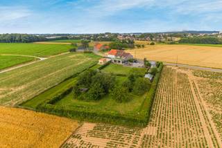 <p>Immo Pické biedt U deze unieke en perfect onderhouden eigendom (gelegen in Bekkerzeel op 150m van Dilbeek) aan gelegen in de nabijheid van alle faciliteiten maar toch omgeven door weilanden en akkers. Deze perfect onderhouden woning is volledig aangepast aan alle hedendaags comfort en is op en top energiezuinig (EPC A). We betreden deze eigendom via een ruime inkomhal met vestiaire en gastentoilet.<br /><br />Via een moderne smeedijzeren deur begeven we ons naar een zeer ruime en lichtrijke woonkamer met aangrenzende volledig geïnstalleerde keuken en bijkeuken (hyper geïnstalleerde keuken met toptoestellen, kookeiland met ontbijthoek, koelcel, bijkeuken met veel bergruimte,...). Vanuit deze leefruimte hebben we een prachtig zicht op de volledig aangelegde tuin met terrassen, fruitbomen en een gezellige verwarmde wintertuin (met pizzaoven). Daarnaast beschikt deze woning op de gelijkvloerse verdieping over een bergruimte, een ingericht bureel met prachtig zicht op de voorliggende weilanden en een eerste slaapkamer/polyvalente ruimte voor uitoefenen van vrij beroep).<br /><br />Op de eerste verdieping vinden we een nachthal, een masterbedroom met en suite dressing, sauna en volledig uitgeruste badkamer, 2 ruime kinderkamers met aangrenzende douchekamer. Via een vaste trap begeven we ons naar de zolderverdieping waar we nog een 5de slaapkamer terugvinden en een bureelruimte. Aanwezigheid van een wijnkelder en 2 carports met bijkomende buitenbergruimtes.<br /><br />Bijkomende informatie: centrale verwarming van 2025 - EPC A - conforme elektrische installatie - 4 airco's - regenwaterput en bronwaterput - alarmsysteem - ingebouwde gashaard met inbouwkasten - 24 zonnepanelen - waterverzachter - ....</p>