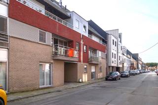 Op zoek naar een budgetvriendelijk investeringsappartement in het centrum van Maldegem? Dit is uw kans. Niet alleen is de aankoopprijs laag, ook betaalt u slechts 7% verkooprechten gezien het appartement verhuurd wordt aan Woonmee. Uw geniet ook gegarandeerd van de maandelijkse betaling van een verder indexeerbare huur tot in 2030.<br /><br />Alle faciliteiten als winkels, scholen, openbaar vervoer, ... zijn op wandelafstand bereikbaar.<br /><br />Het appartement is ingedeeld als volgt: woonkamer met zithoek en open keuken - aanpalend terras aan de voorzijde van het gebouw (latere namiddagzon) - 2 slaapkamers - badkamer (voorzien van ligbad met douche en lavabo) – berging.<br /><br />Buiten: er is ook een achterliggende private PARKEERPLAATS INBEGREPEN in de verkoopprijs.<br /><br />Voor meer info of voor het inplannen van een bezoek, aarzel niet om ons te contacteren via info@bonnevastgoed.be of via 050/73.73.73.