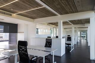 In het gekende en vlot bereikbare bedrijvenpark Evolis bieden we dit <strong>instapklaar en hedendaags rooftop kantoor</strong> op de 3e verdieping aan, bereikbaar via trap en lift. De open space is ingericht voor een <strong>14-tal werkplekken </strong>en wordt aangevuld met 3 aparte bureaus. Het kantoor is instapklaar ingericht met inbouwkasten en een doordachte inrichting, zodat u zonder zorgen kunt intrekken. <br /><br />Bovendien beschikt het kantoor over een <strong>praktische keukenhoek</strong> en <strong>vergaderzaal.</strong> Daarbovenop heeft u toegang tot gemeenschappelijke vergaderzalen, een seminarie- en ontspanningsruimte, wat het ideale werkklimaat bevordert en teamwerking stimuleert.<br /><br />Gelegen aan de voorzijde van het gebouw, geniet u niet alleen van een panoramisch uitzicht, maar dankzij de rooftopligging ook van een prachtig zicht langs zowel de voor- als achterzijde. Dit zorgt voor een prominente zichtbaarheid, ideaal voor uw bedrijfsimago. De ligging in het bedrijvenpark Evolis zorgt voor een uitstekende ontsluiting met een vlotte verbinding naar de <strong>E17 </strong>en<strong> E403</strong> en richting Kortrijk, Gent en Lille.<br /><br />Tot slot zijn er 6 privatieve parkeerplaatsen inbegrepen, wat het comfort voor medewerkers en bezoekers aanzienlijk verhoogt. Perfect voor bedrijven die op zoek zijn naar een moderne, functionele en inspirerende werkomgeving op een strategische locatie met uniek uitzicht. <br /><br />Telenet Fiberverbinding: <strong>75 EUR/maand</strong> (per 10 gebruikers).<br />Aansluiting op gemeenschappelijke firewall: <strong>50 EUR/maand.</strong><br />Gebruik van de kleine ruimtes is inbegrepen in de huurprijs.<br />Meeting rooms en grote zaal : 2 halve dagen per jaar inbegrepen.<br /><br />Contacteer Henry Van Tornhout voor bijkomende inlichtingen of een vrijblijvend plaatsbezoek via <strong>+32 474 13 37 93</strong> of via <strong>henry@kmovastgoed.be</strong><br /><br />