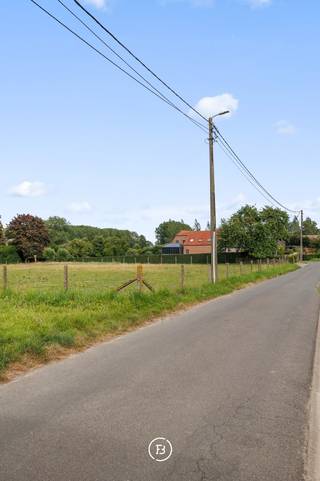 Exclusief gelegen bouwgrond te Elingen. Met een oppervlakte van 1.035 m² biedt dit perceel een uitzonderlijke kans voor het realiseren van een...