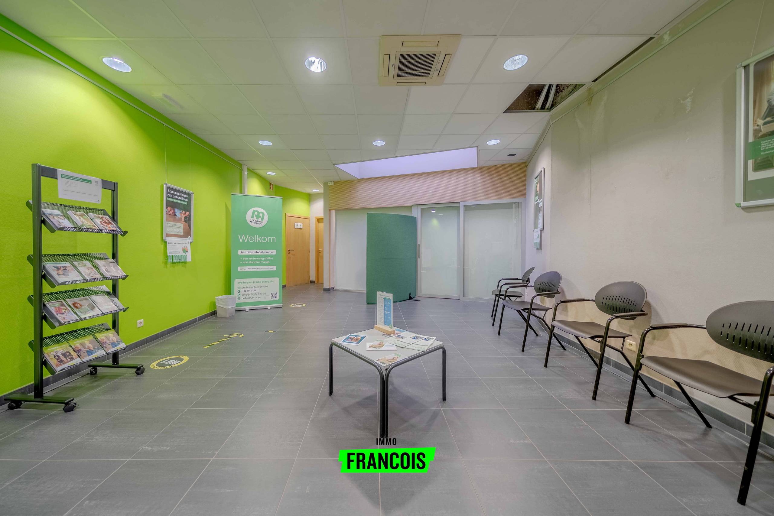 Veelzijdig handelspand met duplex appartement en ruim terras in het centrum van Wevelgem te koop! - foto 4