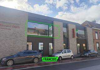 Dit modern nieuwbouwappartement te huur in Sint-Kruis is bereikbaar via de trappenhal en combineert hedendaags comfort met een aangename,...